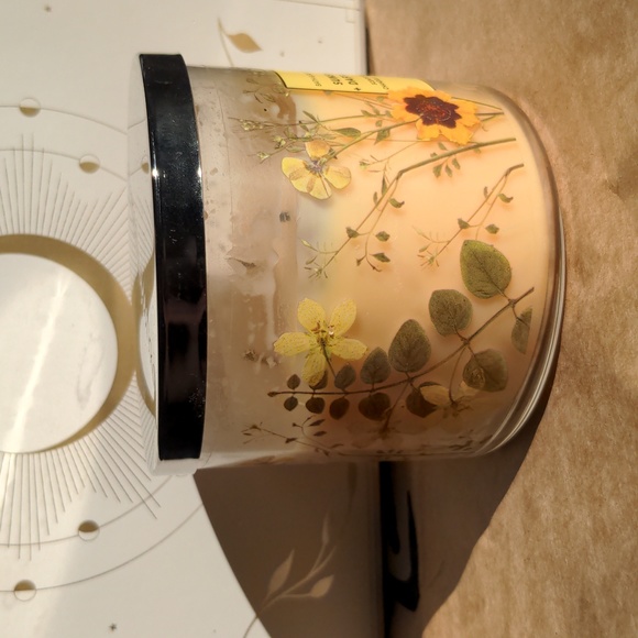 B&BW Sunshine & Daffodils 3-wick Candle - Picture 3 of 4